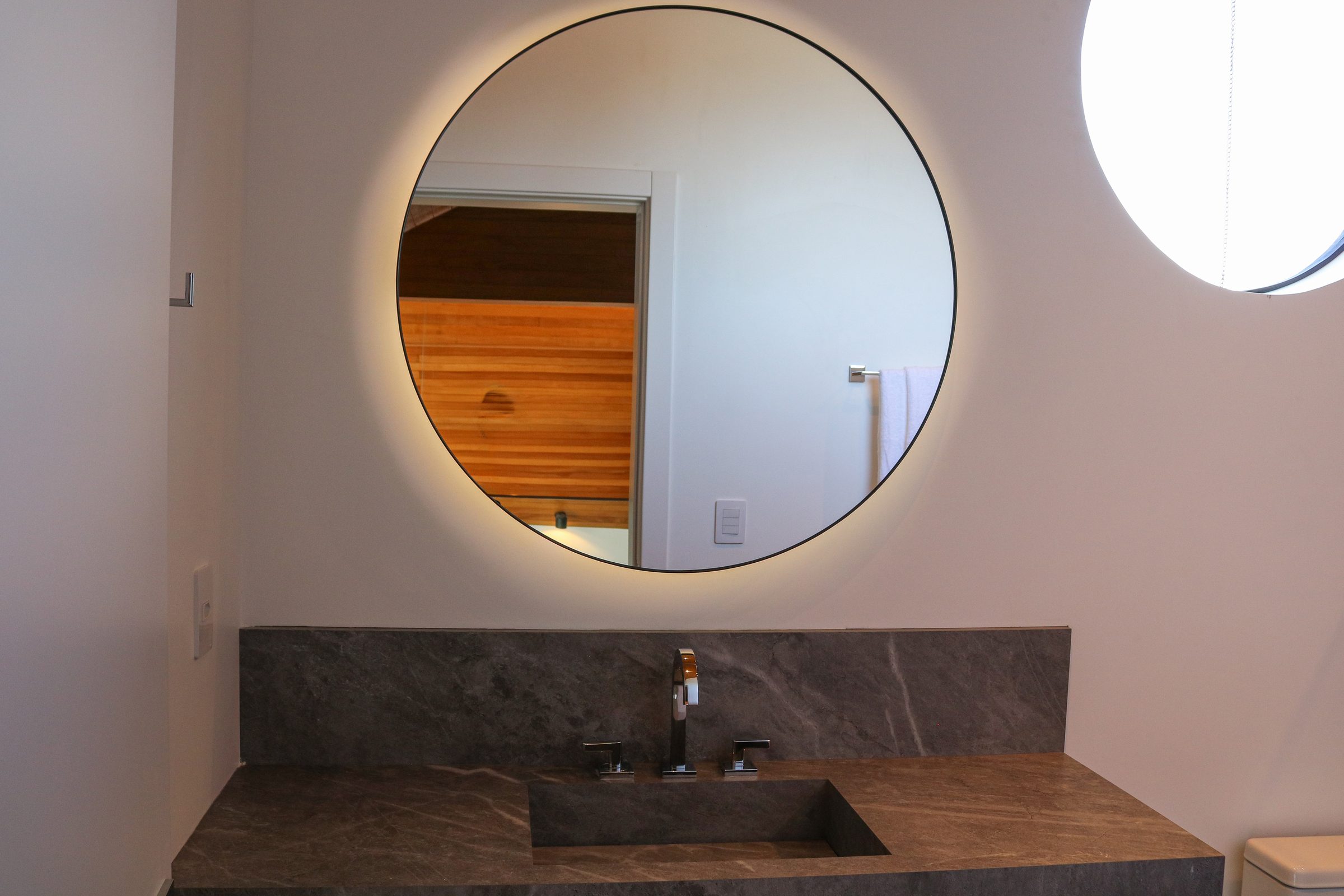 Casa Praia Mole, round mirror vanity