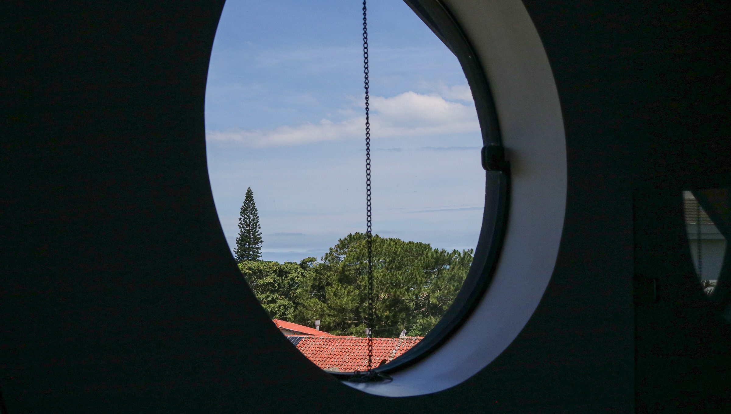 Casa Praia Mole, attic porthole window